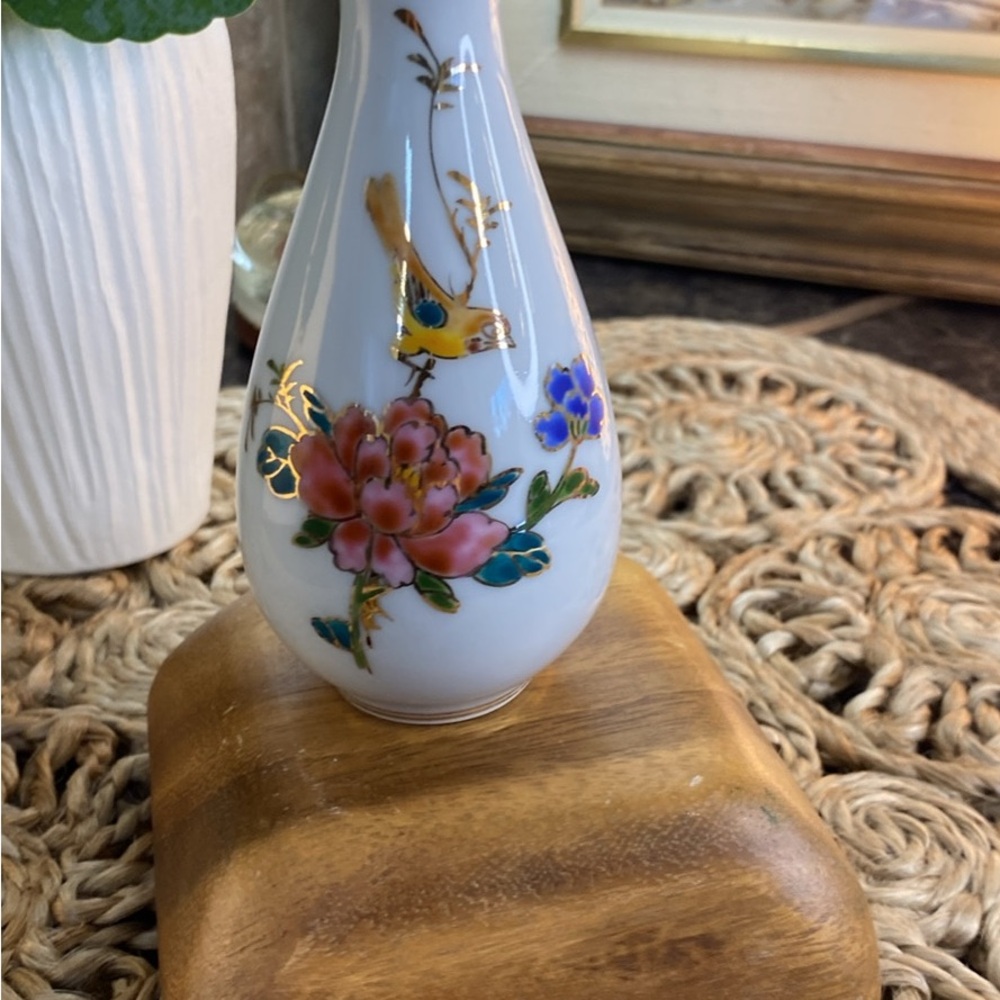 Elegant Floral Porcelain Vase